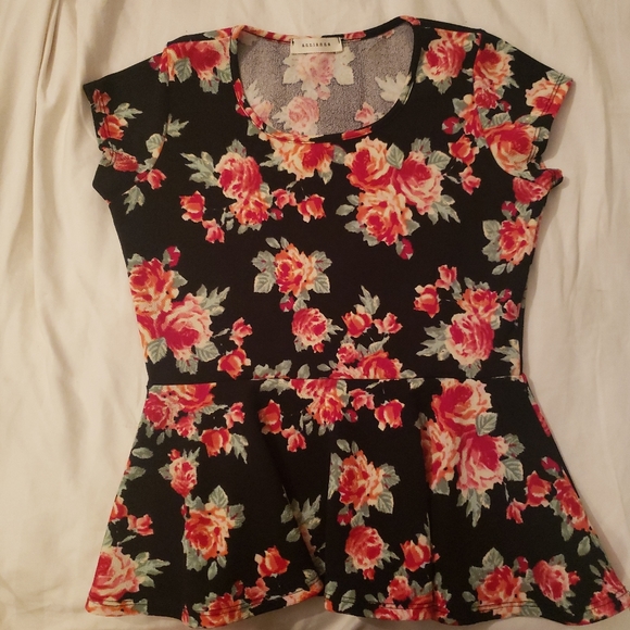 Rose shirt with black background - Picture 3 of 6